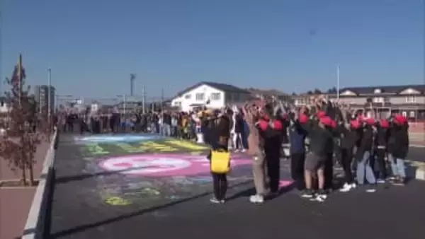 小学生が路面にお絵描き　宮崎市で「宮崎駅東通線」開通プレイベント