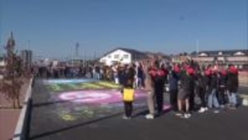 小学生が路面にお絵描き　宮崎市で「宮崎駅東通線」開通プレイベント