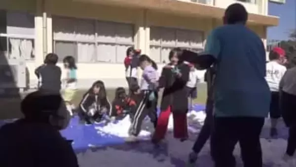 「冷たい」「雪おにぎり」南国・日南市の小学生が雪国からの雪に歓声