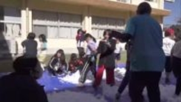 「冷たい」「雪おにぎり」南国・日南市の小学生が雪国からの雪に歓声