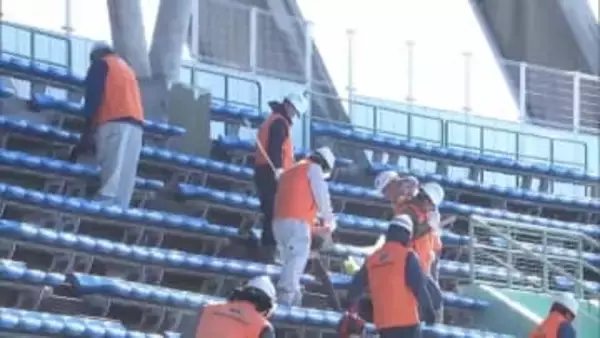 侍ジャパンやジャイアンツのキャンプインを前にひなたサンマリンスタジアム宮崎を清掃