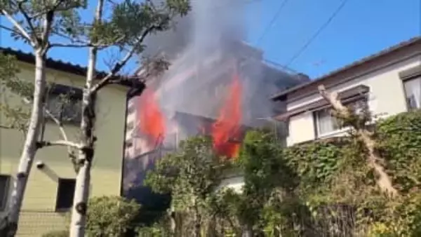 宮崎市の県立図書館北側の住宅地で火事　住宅など２棟を全焼　現場は一時騒然