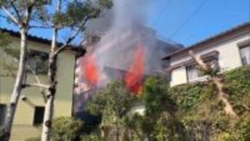 宮崎市の県立図書館北側の住宅地で火事　住宅など２棟を全焼　現場は一時騒然