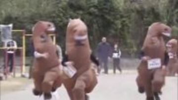 馬の着ぐるみで競走！　串間市でウマリンピック世界大会