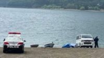 「貸し出したボートが流されているが人の姿が見えない」湖で手漕ぎボートが転覆 男性が死亡　富士山のふもと西湖