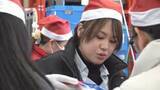 「冬休み中の子育て家庭にプレゼントを　サンタ姿で食料の箱詰め　今年は寄付が4割減少　南アルプス市・フードバンク山梨」の画像1