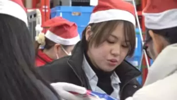 冬休み中の子育て家庭にプレゼントを　サンタ姿で食料の箱詰め　今年は寄付が4割減少　南アルプス市・フードバンク山梨