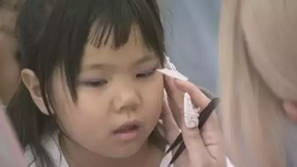 「イエーイみたいな感じのギャルになりたい」　平成に大流行したギャルメイク　令和の子どもたちが体験　山梨・昭和町