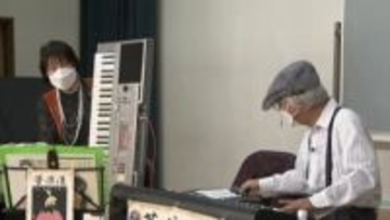 「夢って意外な形で叶う」　元教員の70代夫婦の音楽ユニット　演奏する昭和の名曲はすべて“耳コピ”　地域サロンで人気　山梨