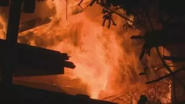 何者かが放火した可能性を含めて調べる　空き家と倉庫、軽乗用車2台が全焼　現場は普段、火の気なし　山梨