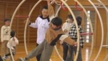 「まずやってみることが大切」　ラートの世界チャンピオンが小学生に夢の授業　山梨・甲運小学校