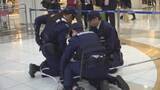 「ショッピングモールで不審者対応訓練　警備員がさすまたやカートで安全確保　警察と連携を確認　山梨・イオンモール甲府昭和」の画像1