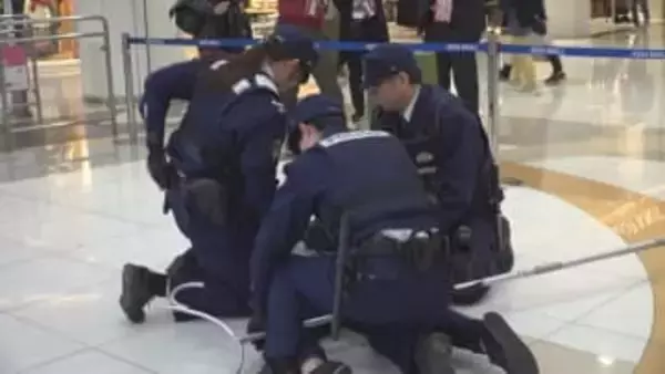 ショッピングモールで不審者対応訓練　警備員がさすまたやカートで安全確保　警察と連携を確認　山梨・イオンモール甲府昭和