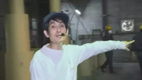 「煙が出ています！熱そう！」 カラテカ矢部太郎がダンボール工場へ　今や災害時に欠かせないアイテムに　山梨