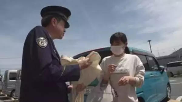 自転車の交通違反をまとめたチラシや反射材　警察などが買い物客に配布　山梨・富士川町