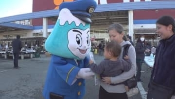 「1件でも飲酒運転、交通事故をなくす」　年末の交通事故防止を呼びかけ　会場ではパトカーの乗車体験も　山梨