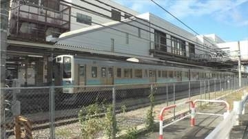 駅のホームで60代男性を転落させ大けがをさせた傷害の罪　男が起訴内容を認める　男性は生涯介護が必要な状態　甲府地裁