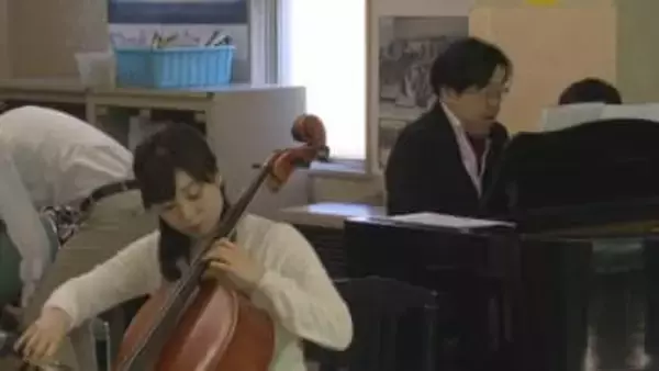 「チェロの最後がかっこよかった」　児童がプロの演奏を体感　チェリストとピアニストが小学校で出前授業