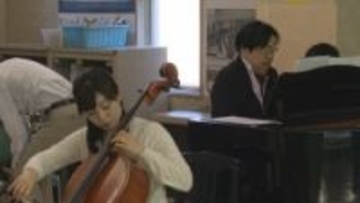 「チェロの最後がかっこよかった」　児童がプロの演奏を体感　チェリストとピアニストが小学校で出前授業