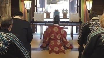 今年1年の交通事故防止を願って警察が安全祈願　警察車両など3台をお祓い　甲府市・武田神社