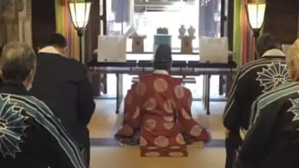 今年1年の交通事故防止を願って警察が安全祈願　警察車両など3台をお祓い　甲府市・武田神社