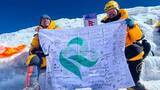 「「信じて続けてきたことが実を結んだ」登山家 増田良太さんがエベレスト（標高8848ｍ）の登頂に成功　地元の山梨・甲斐市の市章を山頂で掲げる」の画像1