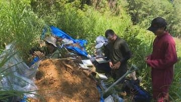 「微生物と土と草は全部ないと生きていけない」土の観察を通し自然環境を学ぶ見学会　土の色の違いや硬さなどを観察　山梨・乙女高原
