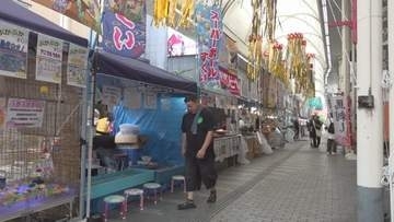 中心街 恒例の七夕祭り　およそ100の屋台やキッチンカー　各商店街が工夫を凝らした吹き流しの飾りも　山梨・甲府市
