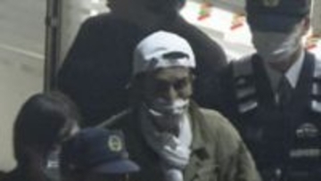 「これしかねぇのか」ナイフのようなものを突きつけ、現金2000円とインスタント食品2個を奪った疑い　身柄確保の様子をカメラが捉える　山梨