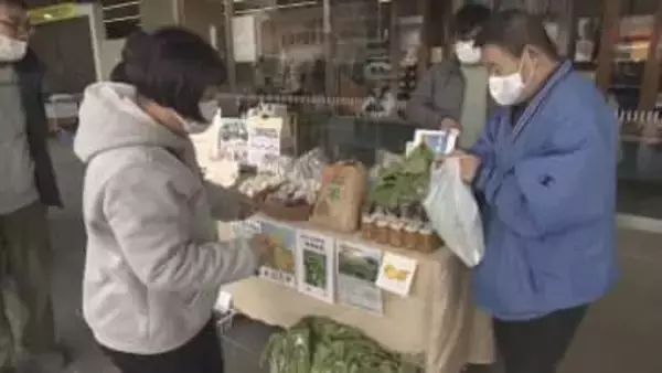 障がい者が生産した農産物や加工品が並ぶマルシェ　プリンは1時間で完売　やまなし農福マルシェ