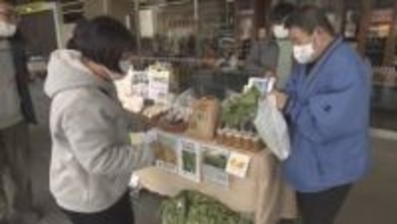 障がい者が生産した農産物や加工品が並ぶマルシェ　プリンは1時間で完売　やまなし農福マルシェ