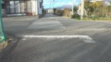 18歳の女性が意識不明の重体　原付で軽乗用車と衝突　住宅街にある信号機のない十字路交差点　山梨