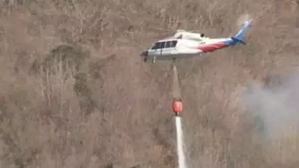 【LIVE画像あり】山林火災の延焼続く　建物に燃え移るおそれ低くなるも強風の影響で延焼範囲が広がる　山梨・上野原市