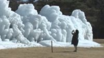 「厳しい寒さときれいな水が作り出した奇跡の作品」　巨大な氷のオブジェ出現　冬の恒例 西湖こおりまつり　山梨・富士河口湖町