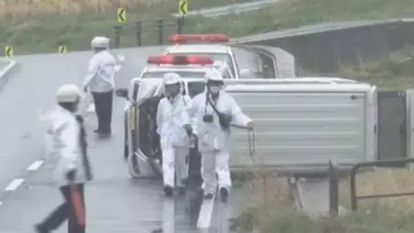 車同士が衝突、軽乗用車1台が横転　運転の女性が負傷　山梨・北杜市