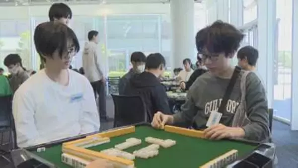 “思考力”や“計算力”を養う頭脳ゲーム「麻雀」　小学生から高校生まで60人が真剣に牌に向かう　甲府市・子ども健康麻雀フェス