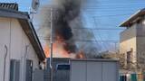 「甲府市の住宅密集地で建物火災　住宅1棟全焼、周囲の建物にも延焼」の画像1