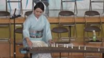 「外国の楽器より温かみのある音色」“日本最古の楽器”琴　小学校で演奏家による特別授業　山梨・甲斐市