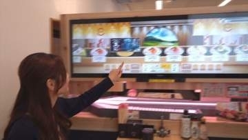 「ワクワク感がある」　県内初登場の“デジロー”　大画面モニターに流れる寿司　SDGsにも効果　山梨・スシロー甲府アルプス通り店