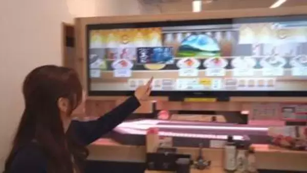 「ワクワク感がある」　県内初登場の“デジロー”　大画面モニターに流れる寿司　SDGsにも効果　山梨・スシロー甲府アルプス通り店