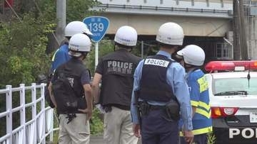乗用車に接触、国道139号に進入、大型トラックとも接触　軽乗用車運転の60代男性は意識不明で病院搬送、その後、死亡　死因は病死