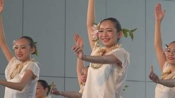 「富士山がうしろに見えているのが最高」　富士山をバックにフラダンス披露　ハワイアンイベント　山梨・山中湖村