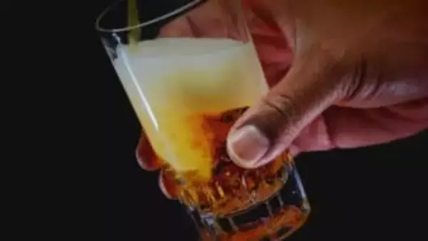 「飲む量によっては次の日になっても、お酒が残って危険な運転に」酒が抜けるまでの時間は…？医師に聞く