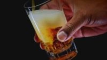 「飲む量によっては次の日になっても、お酒が残って危険な運転に」酒が抜けるまでの時間は…？医師に聞く