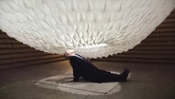 街全体が会場の“布の芸術祭”　空き家や廃工場などで32組の作家が地場産業＝郡内織物とコラボ　山梨・富士吉田市