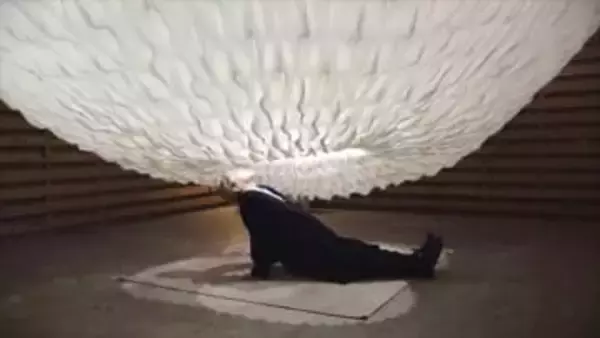 街全体が会場の“布の芸術祭”　空き家や廃工場などで32組の作家が地場産業＝郡内織物とコラボ　山梨・富士吉田市