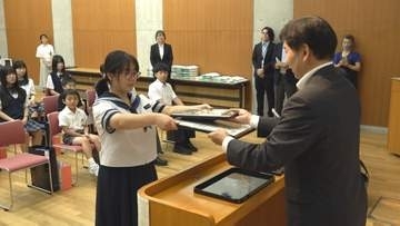 応募作品を今月３１日まで展示　第５２回UTY教育美術展表彰式