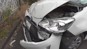 女性が意識不明の重体　乗用車と軽乗用車が衝突　現場は信号機がある交差点　山梨