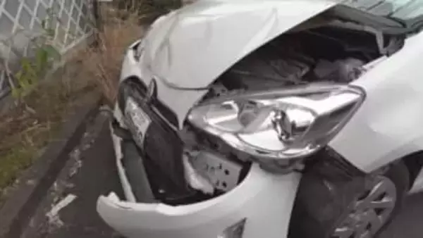 女性が意識不明の重体　乗用車と軽乗用車が衝突　現場は信号機がある交差点　山梨