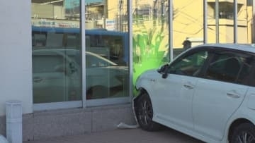 郵便局に乗用車突っ込む　建物内の女性にガラスの破片が刺さり軽傷　甲府